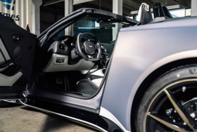 33万6875ユーロ（邦貨換算約5300万円）で落札されたアストンマーティン「V12ヴァンテージ ロードスター」（C）Courtesy of RM Sotheby's