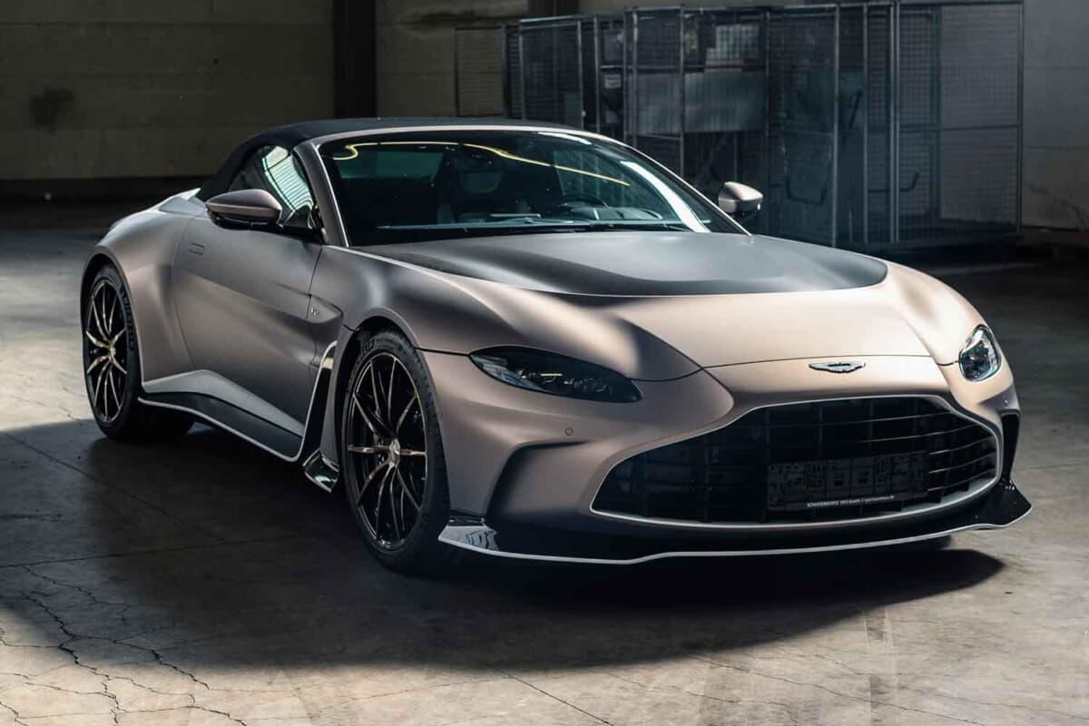 33万6875ユーロ（邦貨換算約5300万円）で落札されたアストンマーティン「V12ヴァンテージ ロードスター」（C）Courtesy of RM Sotheby's