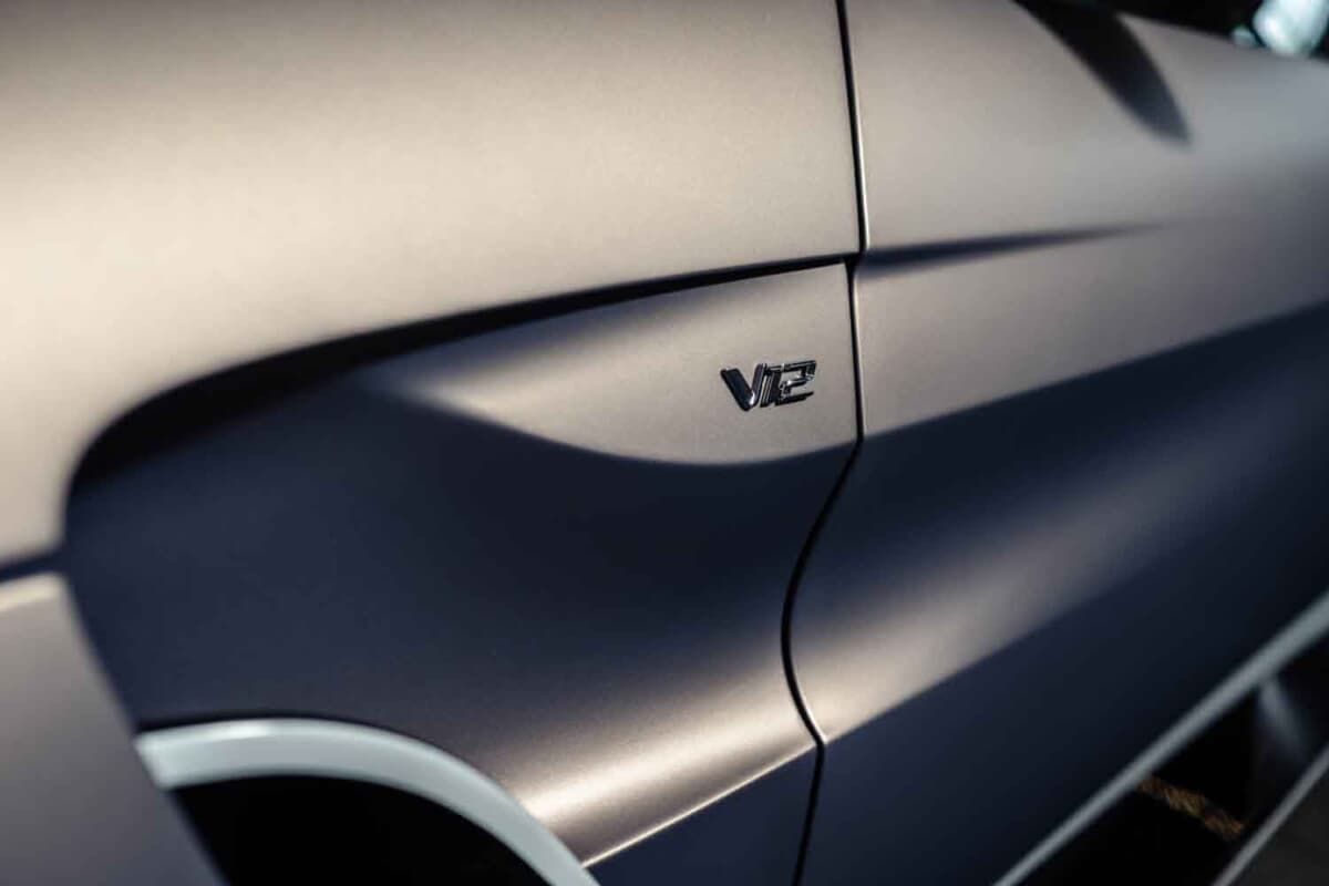 33万6875ユーロ（邦貨換算約5300万円）で落札されたアストンマーティン「V12ヴァンテージ ロードスター」（C）Courtesy of RM Sotheby's