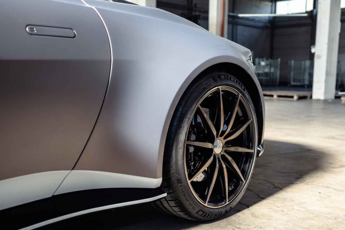 33万6875ユーロ（邦貨換算約5300万円）で落札されたアストンマーティン「V12ヴァンテージ ロードスター」（C）Courtesy of RM Sotheby's