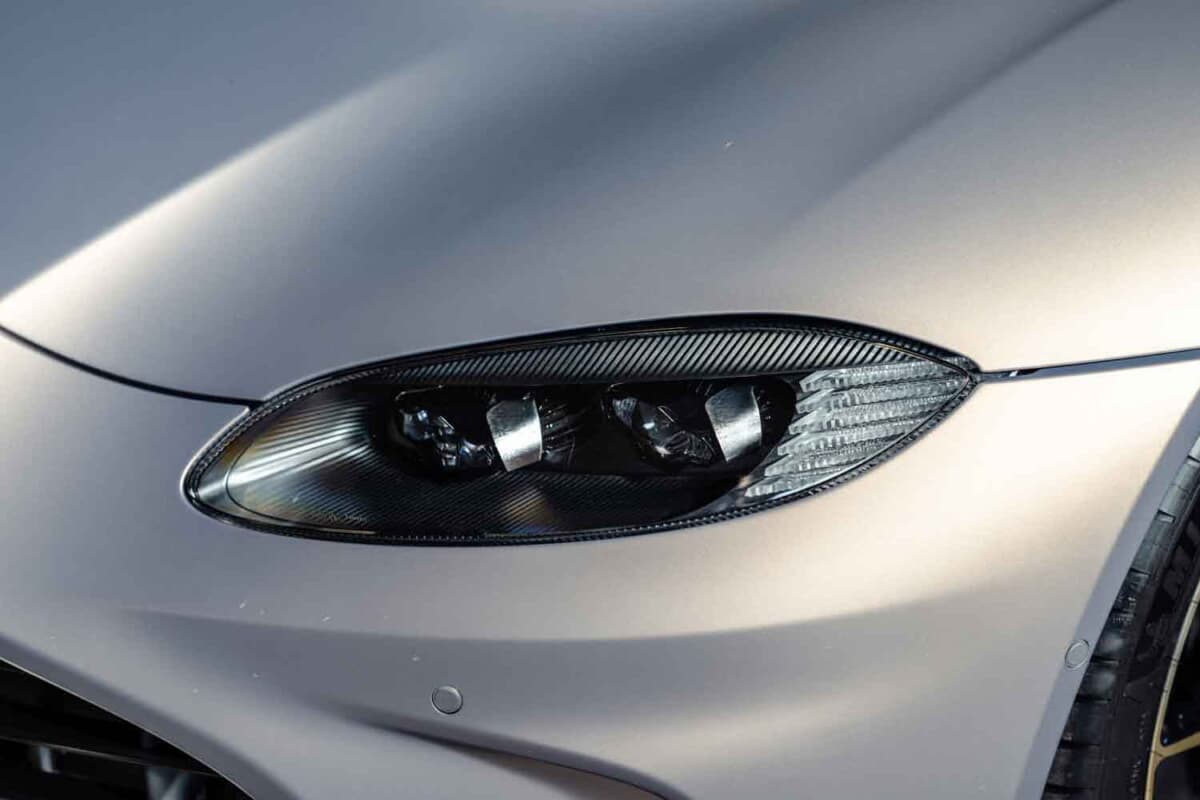 33万6875ユーロ（邦貨換算約5300万円）で落札されたアストンマーティン「V12ヴァンテージ ロードスター」（C）Courtesy of RM Sotheby's