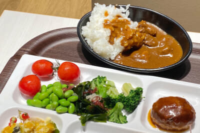 ビュッフェ形式で料理が並ぶなかには大分名物の料理や、さんふらわあ名物のカレーなどがいただける