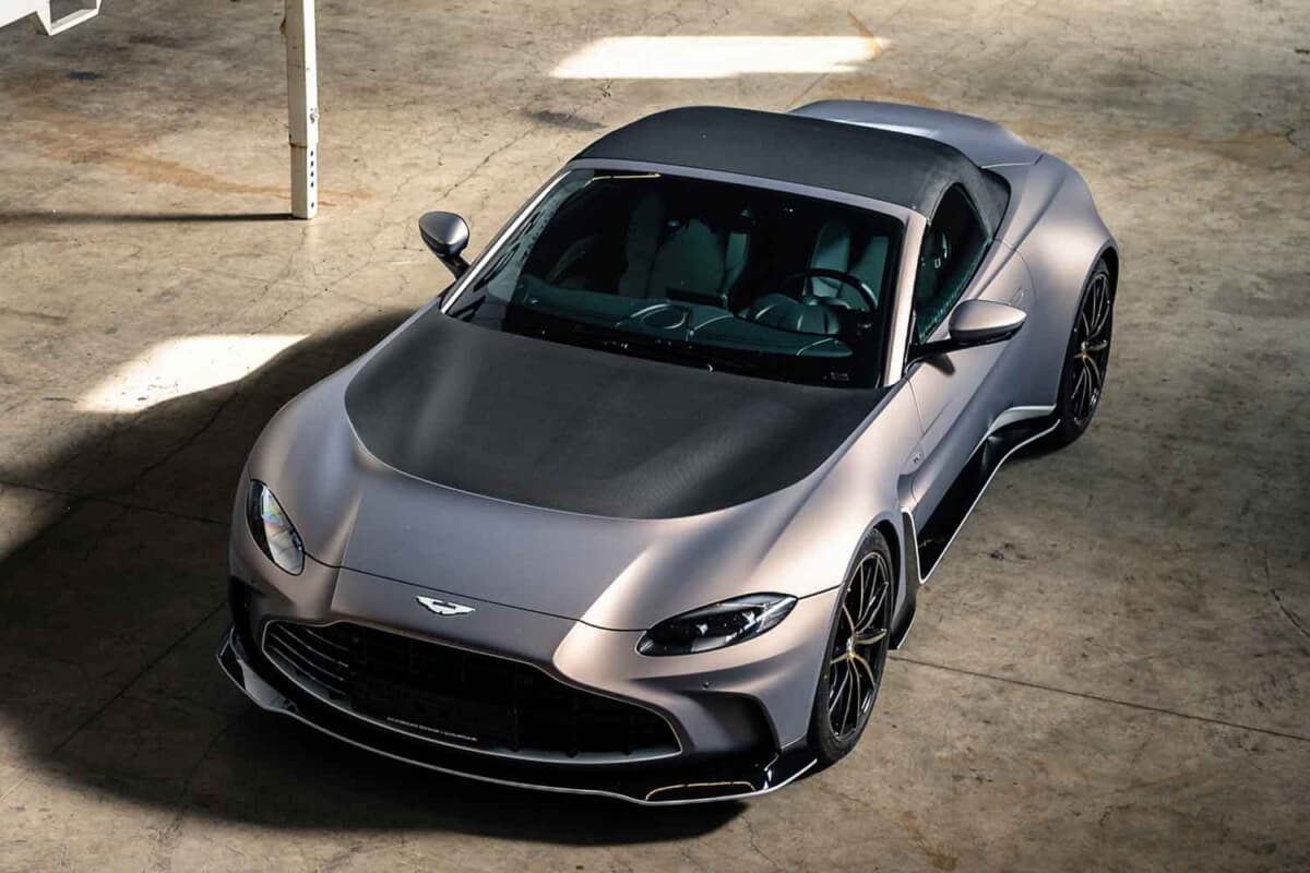 33万6875ユーロ（邦貨換算約5300万円）で落札されたアストンマーティン「V12ヴァンテージ ロードスター」（C）Courtesy of RM Sotheby's
