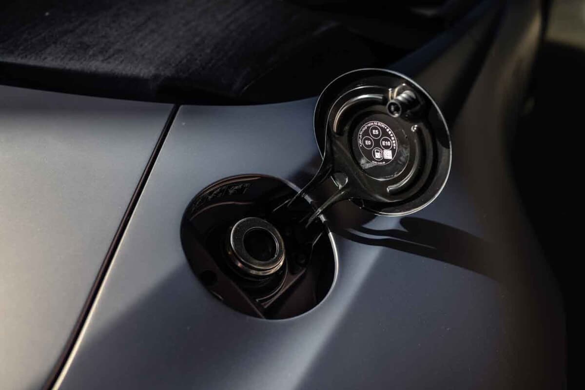 33万6875ユーロ（邦貨換算約5300万円）で落札されたアストンマーティン「V12ヴァンテージ ロードスター」（C）Courtesy of RM Sotheby's