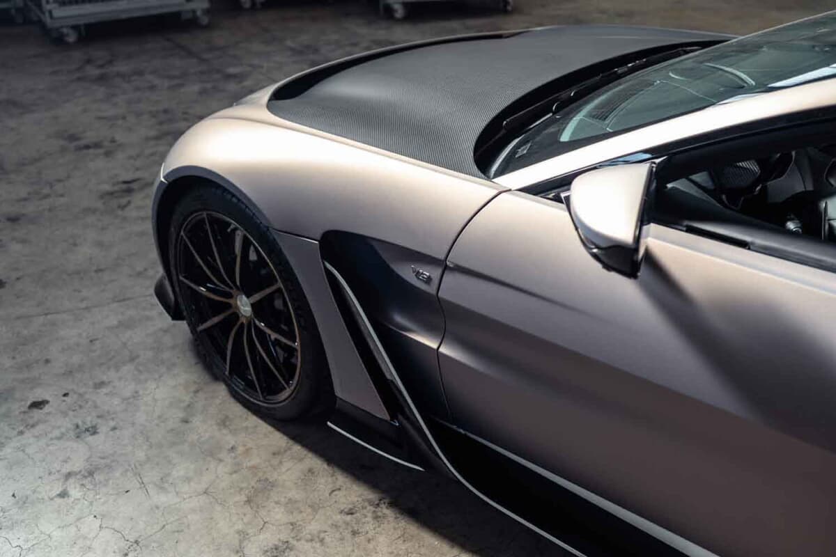 33万6875ユーロ（邦貨換算約5300万円）で落札されたアストンマーティン「V12ヴァンテージ ロードスター」（C）Courtesy of RM Sotheby's