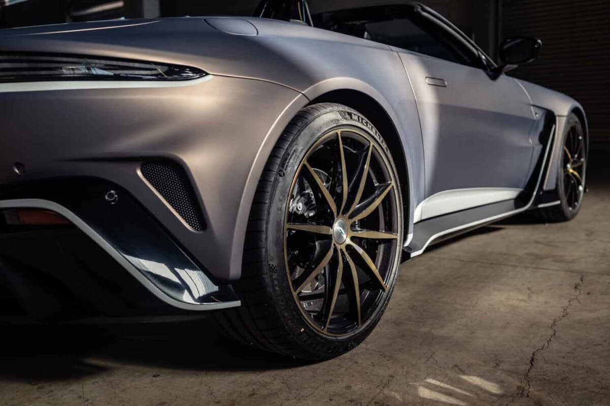 33万6875ユーロ（邦貨換算約5300万円）で落札されたアストンマーティン「V12ヴァンテージ ロードスター」（C）Courtesy of RM Sotheby's