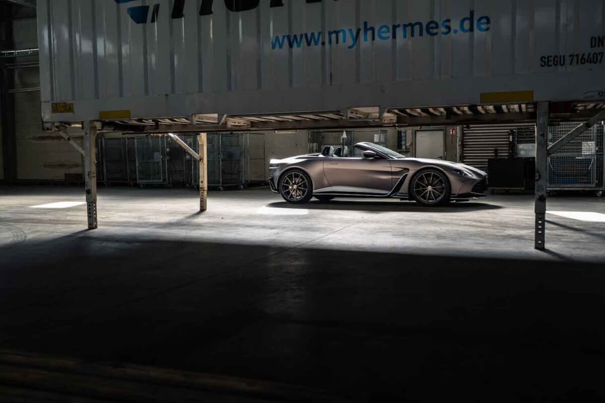 33万6875ユーロ（邦貨換算約5300万円）で落札されたアストンマーティン「V12ヴァンテージ ロードスター」（C）Courtesy of RM Sotheby's