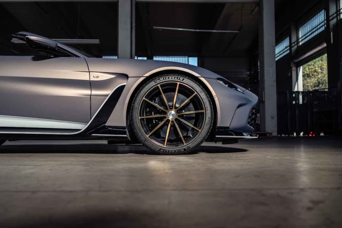 33万6875ユーロ（邦貨換算約5300万円）で落札されたアストンマーティン「V12ヴァンテージ ロードスター」（C）Courtesy of RM Sotheby's