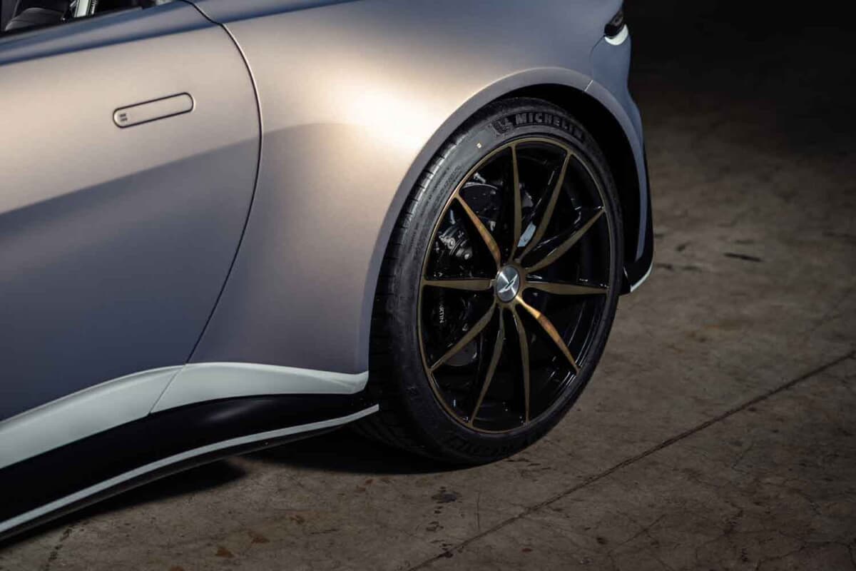 33万6875ユーロ（邦貨換算約5300万円）で落札されたアストンマーティン「V12ヴァンテージ ロードスター」（C）Courtesy of RM Sotheby's
