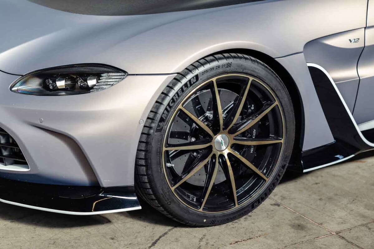 33万6875ユーロ（邦貨換算約5300万円）で落札されたアストンマーティン「V12ヴァンテージ ロードスター」（C）Courtesy of RM Sotheby's