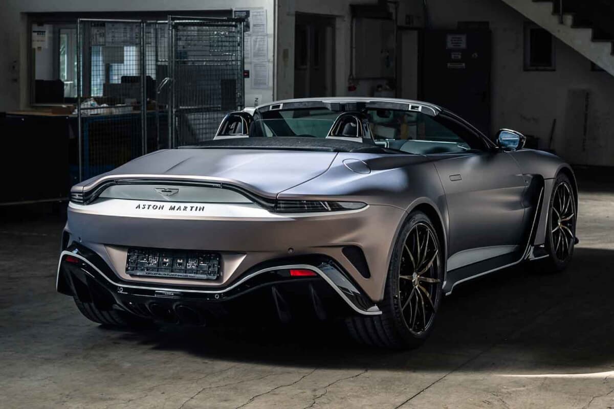 33万6875ユーロ（邦貨換算約5300万円）で落札されたアストンマーティン「V12ヴァンテージ ロードスター」（C）Courtesy of RM Sotheby's