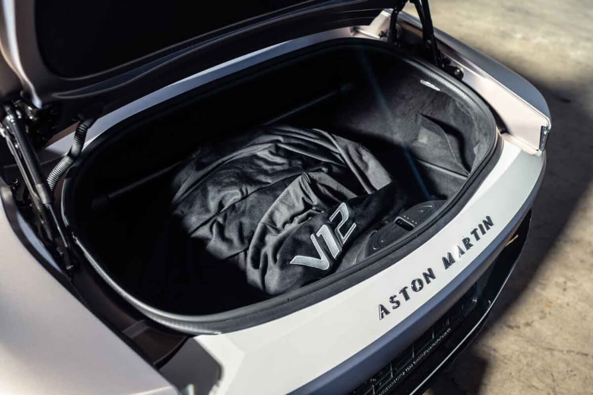 33万6875ユーロ（邦貨換算約5300万円）で落札されたアストンマーティン「V12ヴァンテージ ロードスター」（C）Courtesy of RM Sotheby's