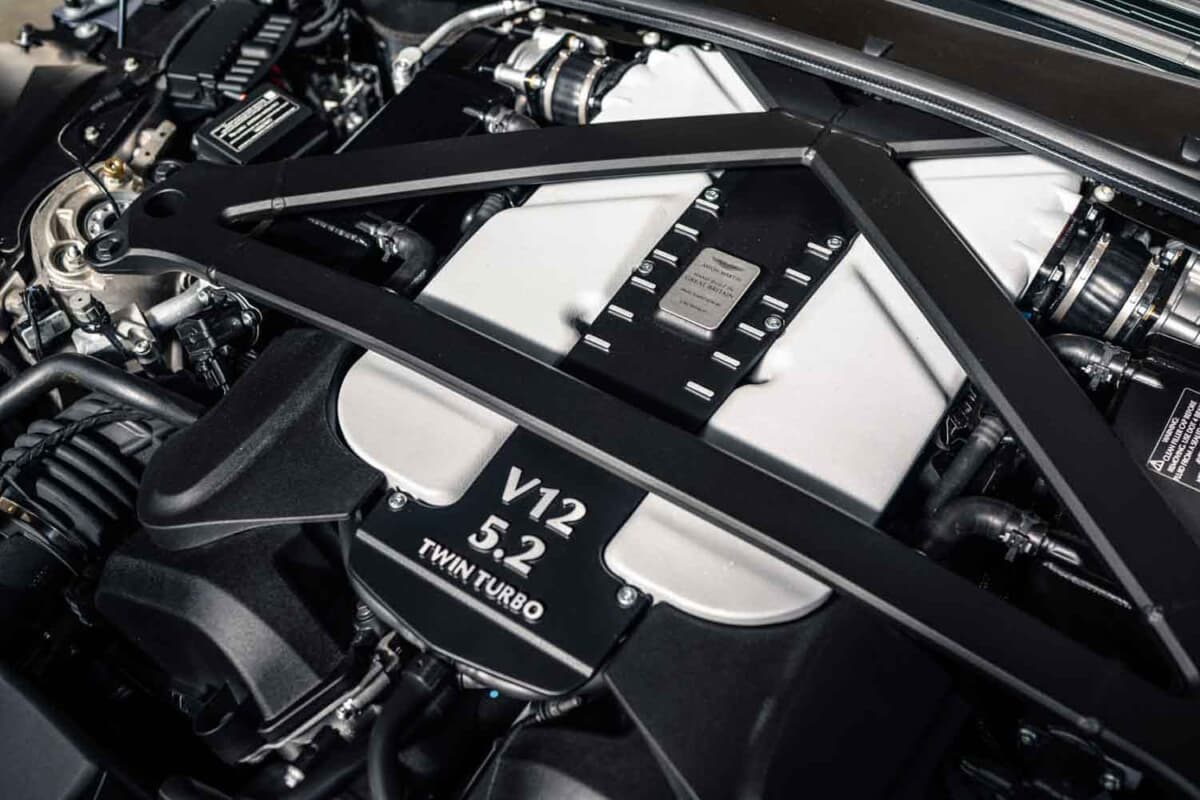 33万6875ユーロ（邦貨換算約5300万円）で落札されたアストンマーティン「V12ヴァンテージ ロードスター」（C）Courtesy of RM Sotheby's