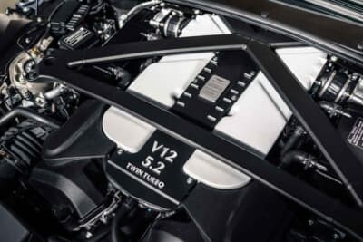 33万6875ユーロ（邦貨換算約5300万円）で落札されたアストンマーティン「V12ヴァンテージ ロードスター」（C）Courtesy of RM Sotheby's