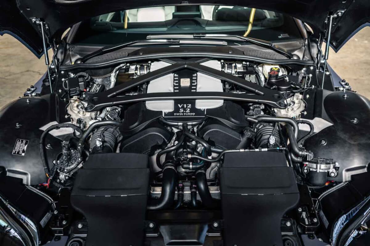 33万6875ユーロ（邦貨換算約5300万円）で落札されたアストンマーティン「V12ヴァンテージ ロードスター」（C）Courtesy of RM Sotheby's