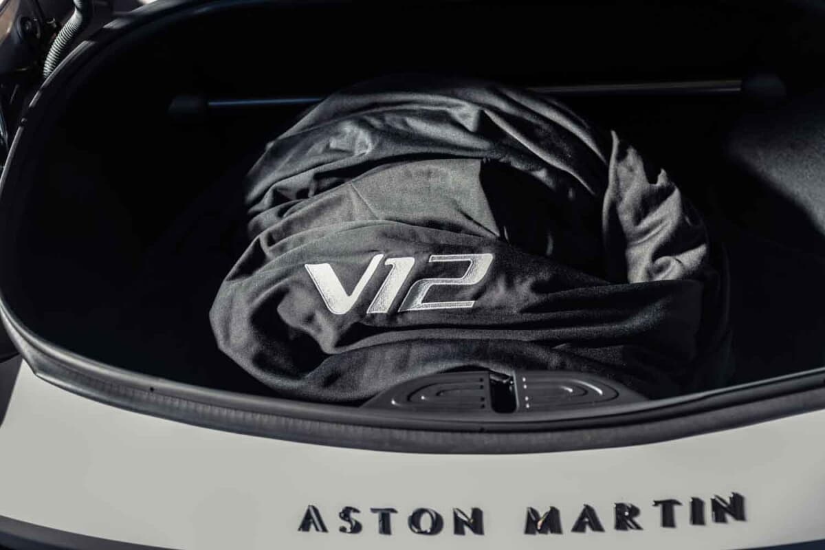 33万6875ユーロ（邦貨換算約5300万円）で落札されたアストンマーティン「V12ヴァンテージ ロードスター」（C）Courtesy of RM Sotheby's