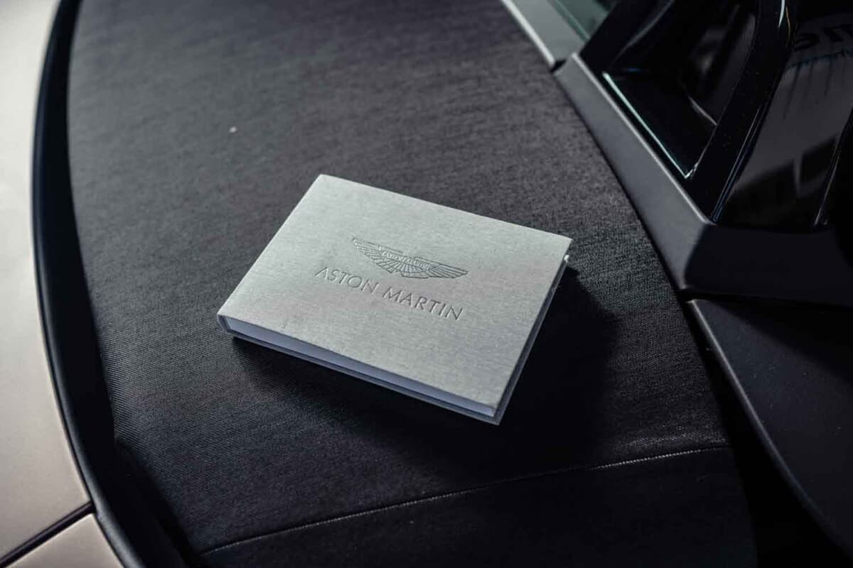 33万6875ユーロ（邦貨換算約5300万円）で落札されたアストンマーティン「V12ヴァンテージ ロードスター」（C）Courtesy of RM Sotheby's