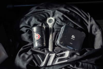 33万6875ユーロ（邦貨換算約5300万円）で落札されたアストンマーティン「V12ヴァンテージ ロードスター」（C）Courtesy of RM Sotheby's