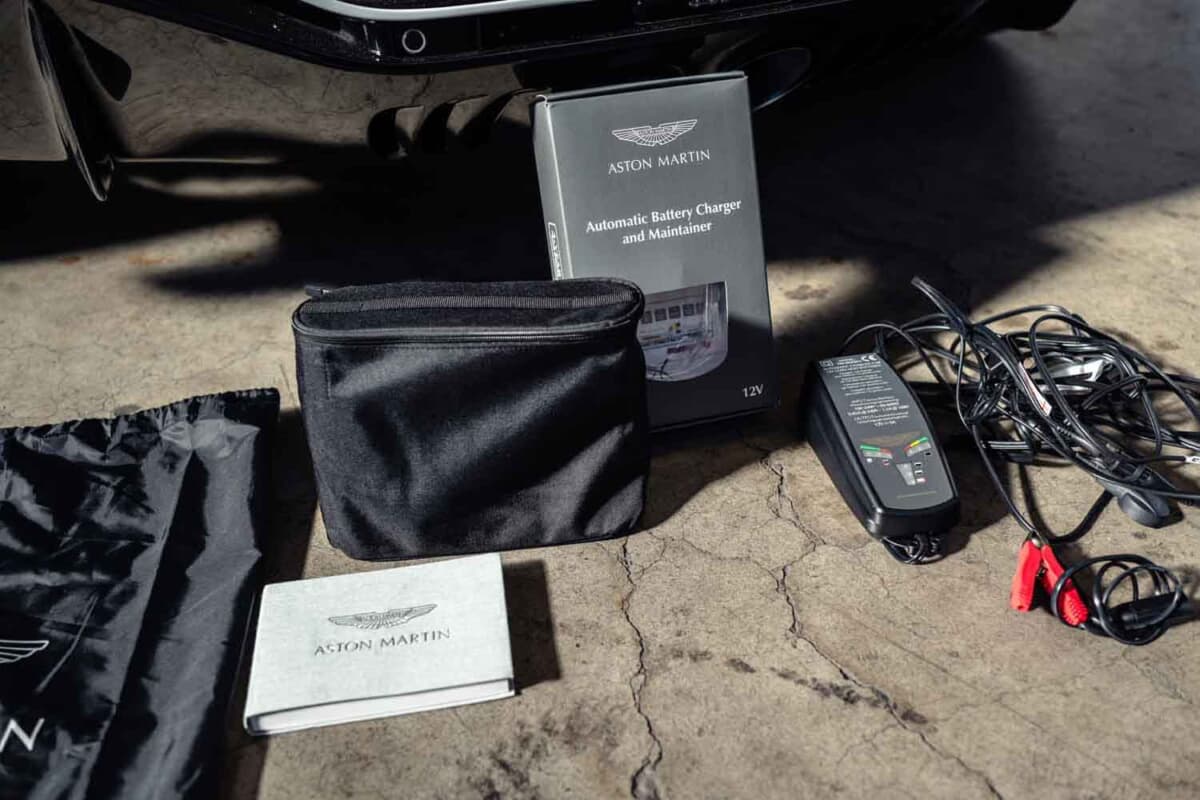 33万6875ユーロ（邦貨換算約5300万円）で落札されたアストンマーティン「V12ヴァンテージ ロードスター」（C）Courtesy of RM Sotheby's