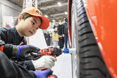 タイヤがどのようにして車両についているのか、学びの場でもある