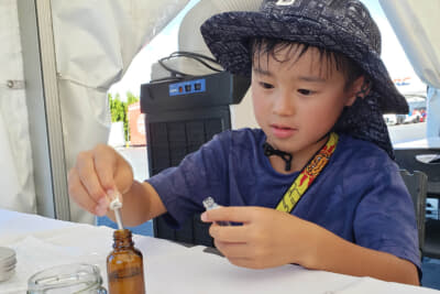 芳香剤作りでは、お気に入りの「香り」を見つけてブレンド。車内だけでなく部屋でも豊かな香りを楽しんでみてください