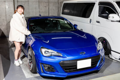 オーナーの佐藤志絹里さんとスバルBRZ GT