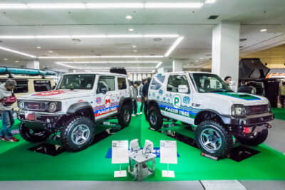大阪オートメッセ2024にマスターピースが出展した5インチアップの現行スズキ ジムニーシエラ（左）と先代ジムニー（右）