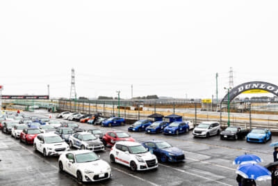 2月23日（金）の祝日に開催された、「第7回A PITサーキットチャレンジ走行会in 筑波サーキットコース2000」には約100台が参加