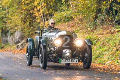 最高速度は英国およびEUでは時速72km/h（米国では法規制により時速40km/h）