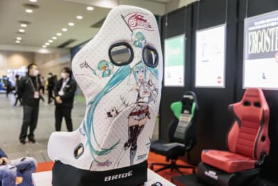 背面にプリントした大きなレーシングミク2023のキービジュアル、正面のヘッドレストにはグッドスマイルレーシングのロゴが入る