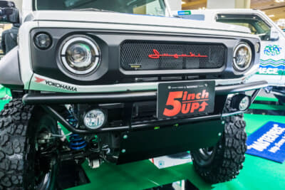 シンプルグリルを装着したフロントにはパイプ製で下部にスキッドプレートが付属するスチールバンパーを装着