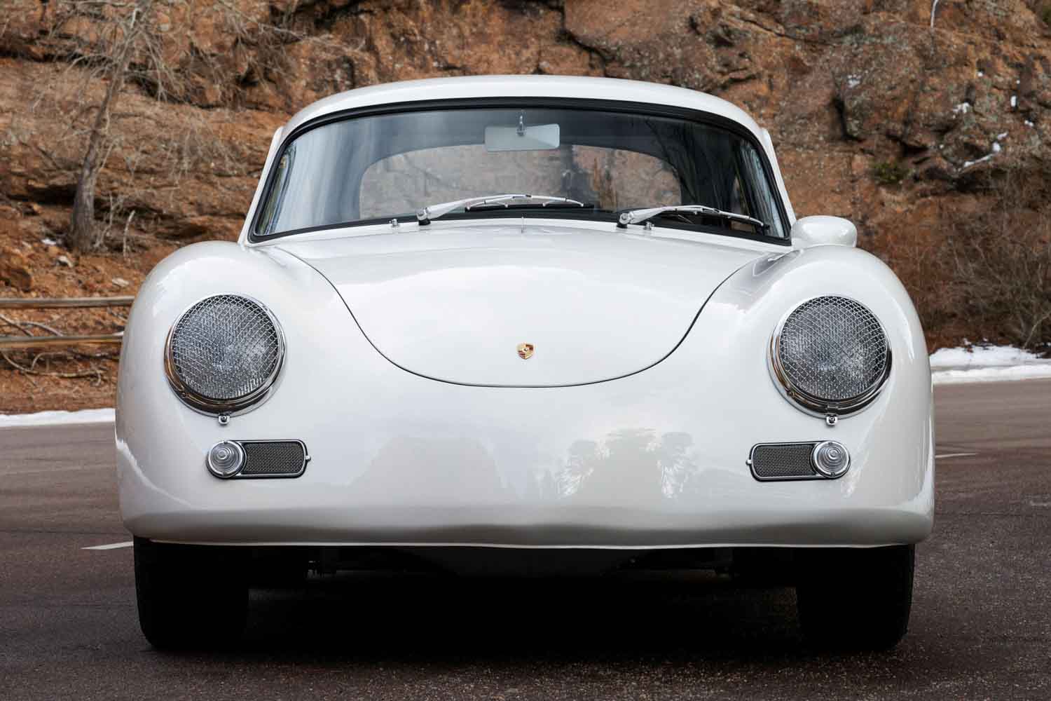ポルシェ「356」が1億1000万円オーバー！ 理由は「アウトロー」に