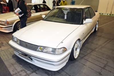 南出代表の愛車であるマークII JZX81。内装はレアな純正グレーで、純正オプションのカーテンも装備する。足まわりは当然オリジナル