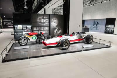 ホンダのF1GPマシンと2輪WGPマシンのコンビは、これまでのRA272（レプリカ）と61年西ドイツGP優勝バイク、RC162の#100号車からRA273とRC162（マイク・ヘイルウッド車）に変更された