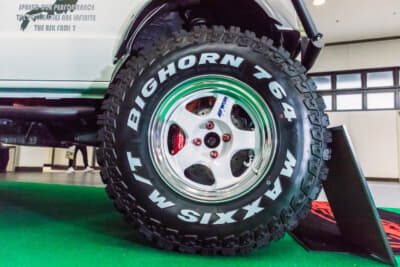 タイヤは31/9.5R15という軽自動車には規格外に大きなサイズ