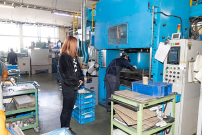 エンドレスのブレーキパッド製造ラインを見学させてもらった