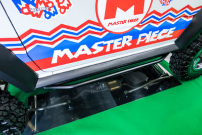 ドアシル部分にはサイドトレイルバーを装着