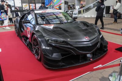 インテックスプラザではGT500に参戦する、各メーカーのマシンが勢揃い。99号車 NSX-GTを展示