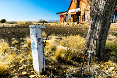 建物の裏手でキャンピングカーのサイトらしき遺構を発見した。電源などの設備を見る限り、年代はそれほど古くないような気がする