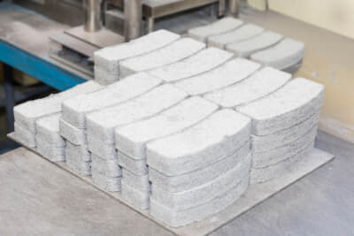 ブレーキパッドの摩材を仮圧縮した状態