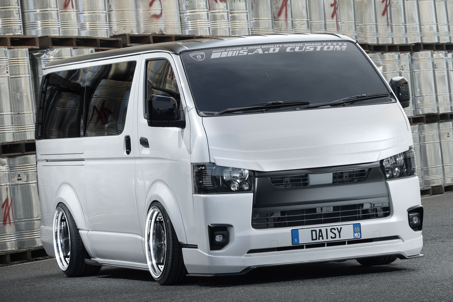 カスタムしたトヨタ「ハイエース」が集結！ 大阪オートメッセは