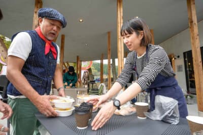 ぼくらのミナノベース内にある地元食材を使ったカフェ“鹿のねどこ”の特製カレーなどが参加者全員に振る舞われた