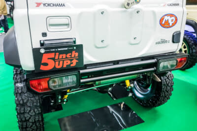 リアには上下にパイプが並ぶダブルチューブバンパーを装着