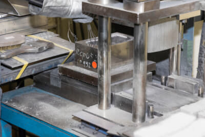 この機械で摩材を仮圧縮する