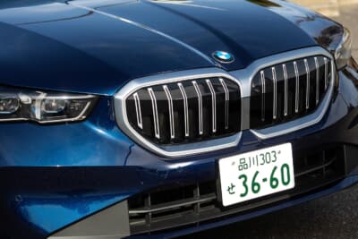 光ファイバーを用いてキドニー・グリルをライトアップするBMW アイコニック・グローを装備