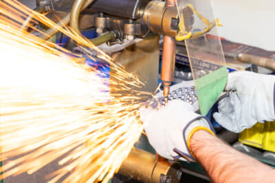 製品によってはバックプレートにバーリングプロセスを取りつける