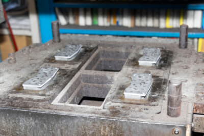 200t～500tで熱プレスし、塗装と防腐処理をしたら完成