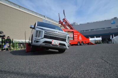 大阪オートメッセ会場内の三菱ブースにはタイヤが空転してしまう道、大きな凸凹、階段、急坂などを人工的に再現した特設コースが用意された