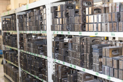 工場の一角には大量の金型が並んでいた