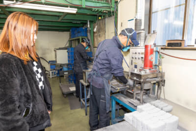 ブレーキパッドを製造している現場を見学させてもらった